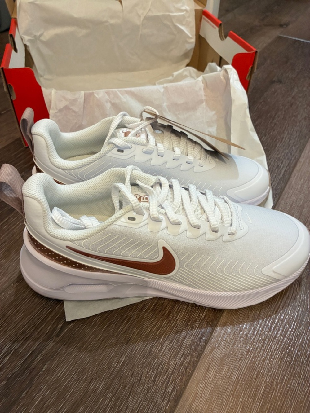 New Women’s Nike Air Max Nuaxis Shoes. White Bronze. Size 7.5 - Picture 7 of 8